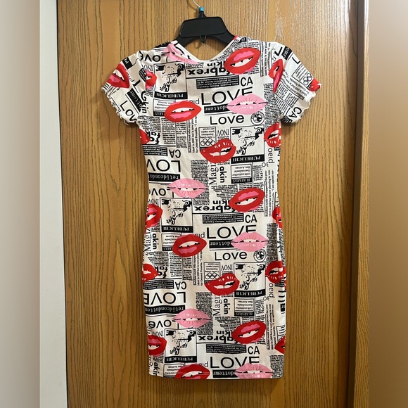 Newspaper and Lips Dress - Picture 5 of 5
